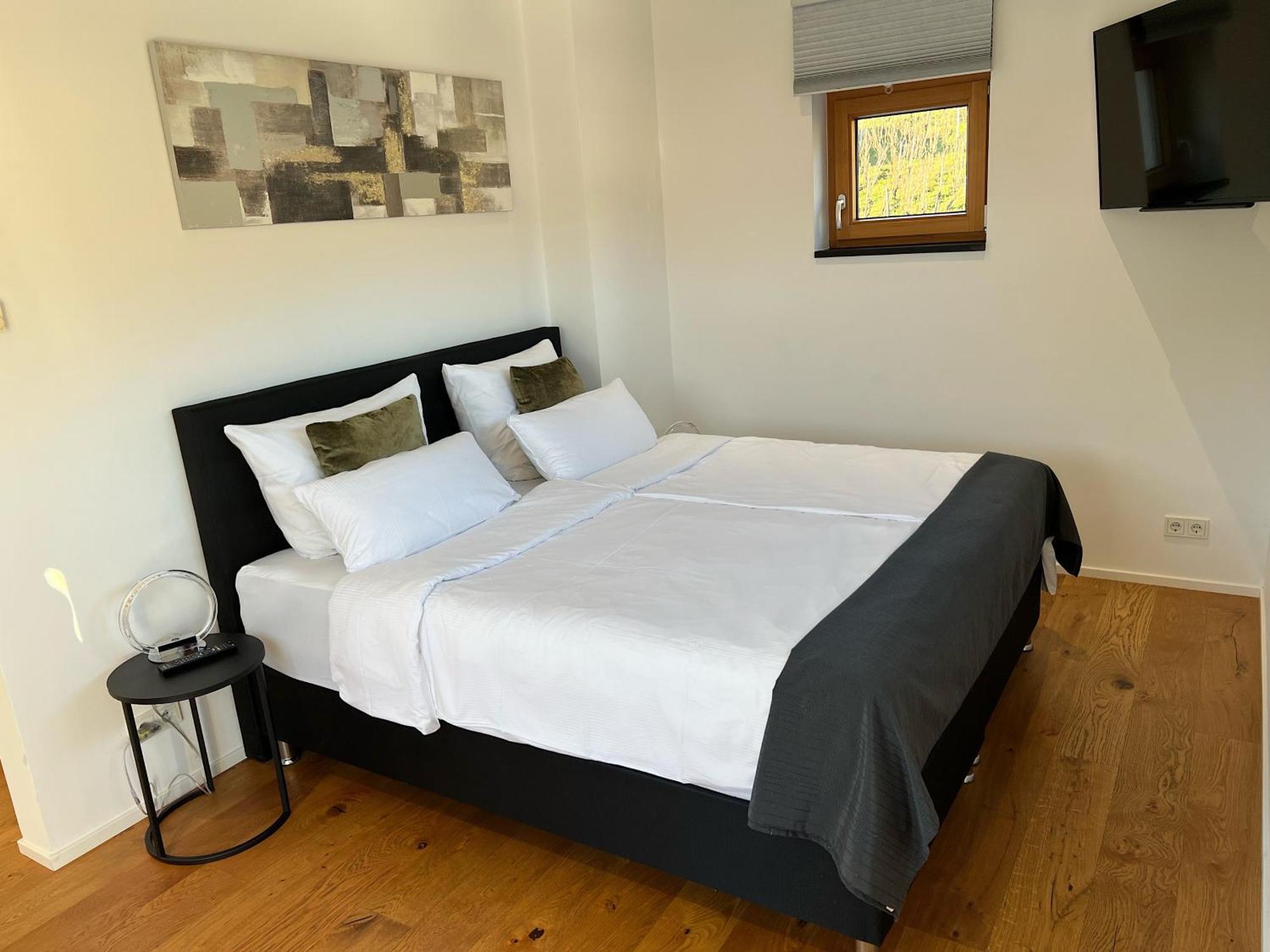 Weingut-Aparthotel Olinger Mehring  Bilik gambar